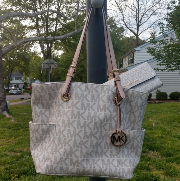 Michael Kors Handbags - MK jet set tote